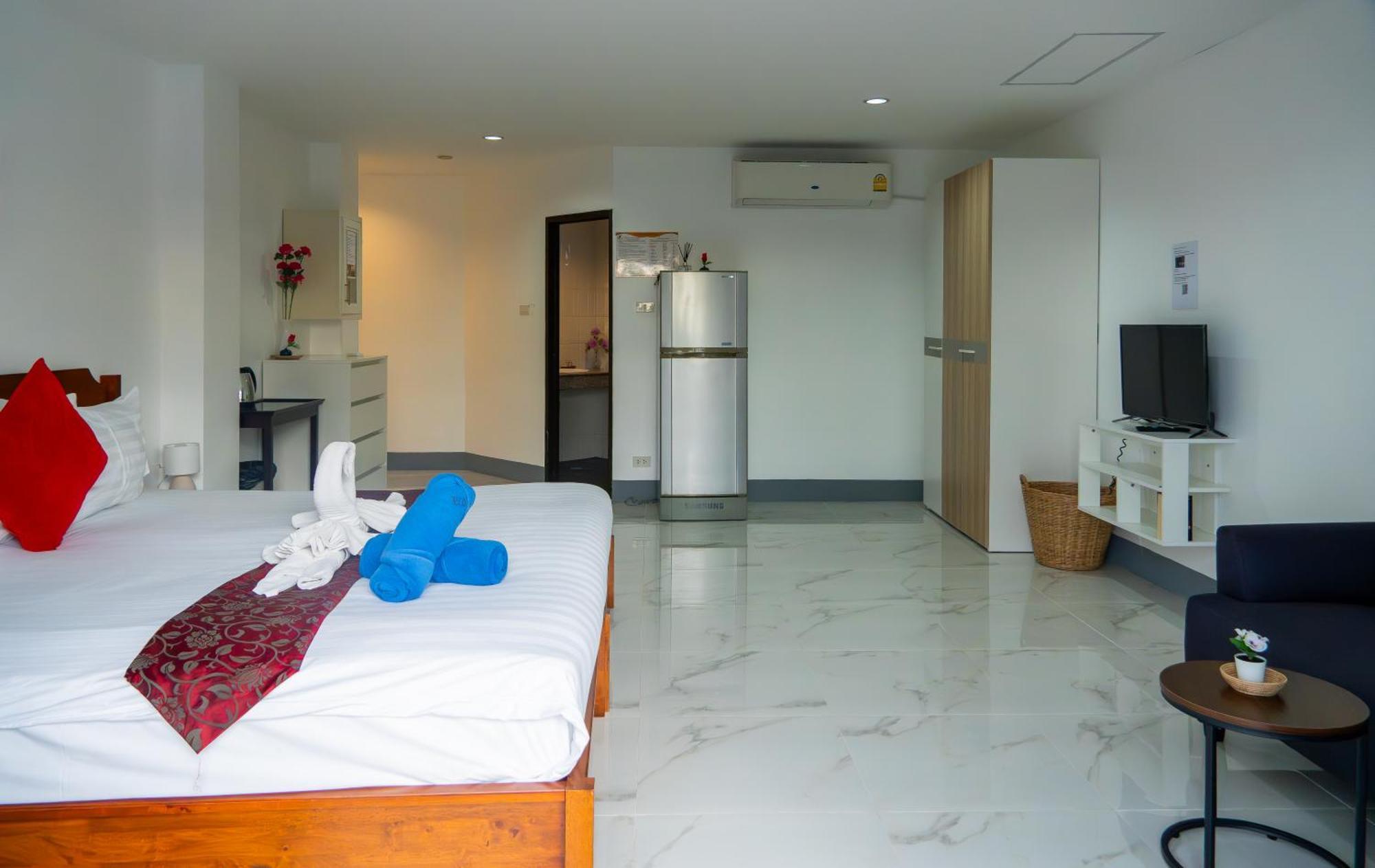 Deng'S Kamala Beach Guesthouse Extérieur photo