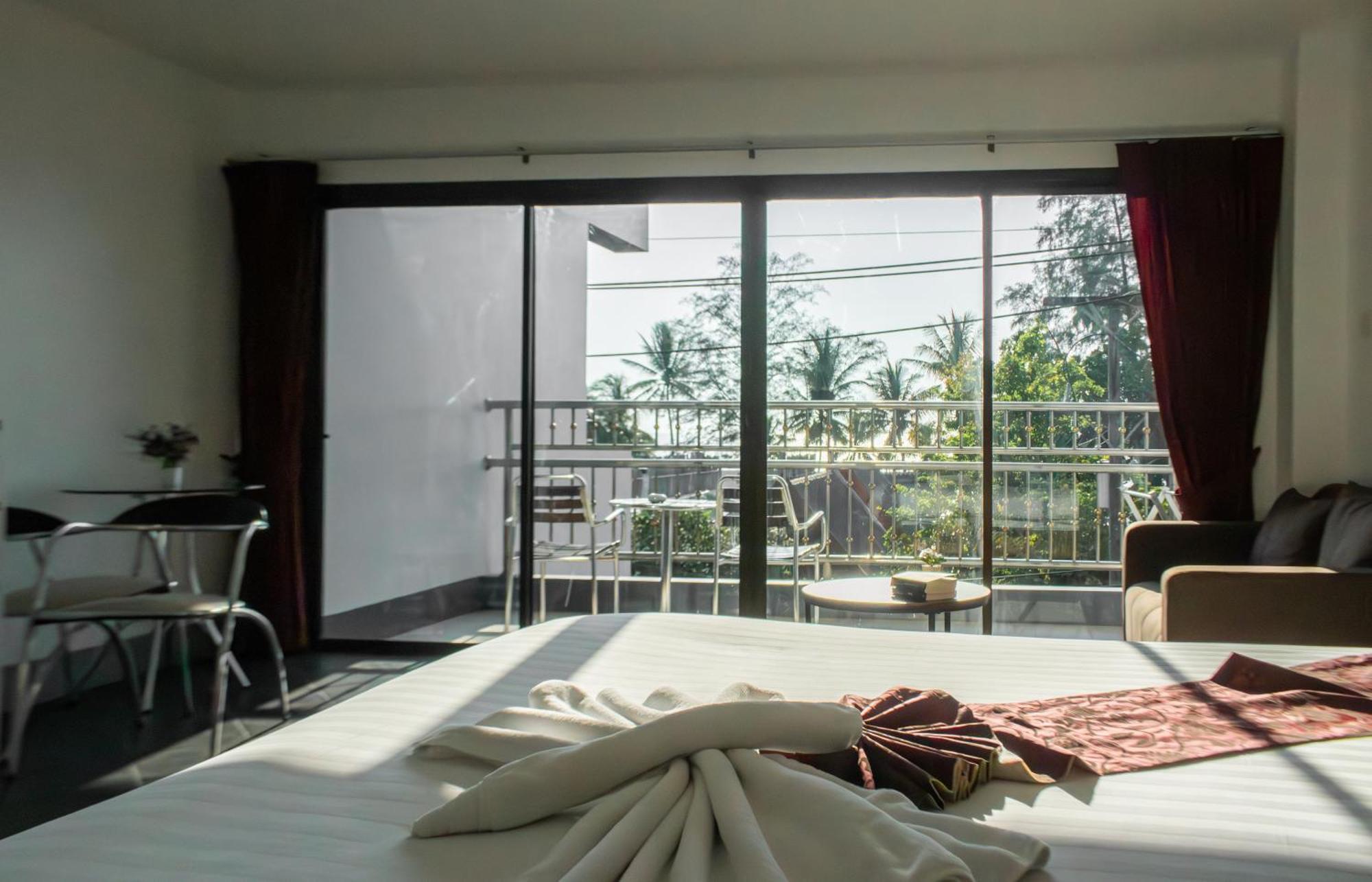 Deng'S Kamala Beach Guesthouse Extérieur photo